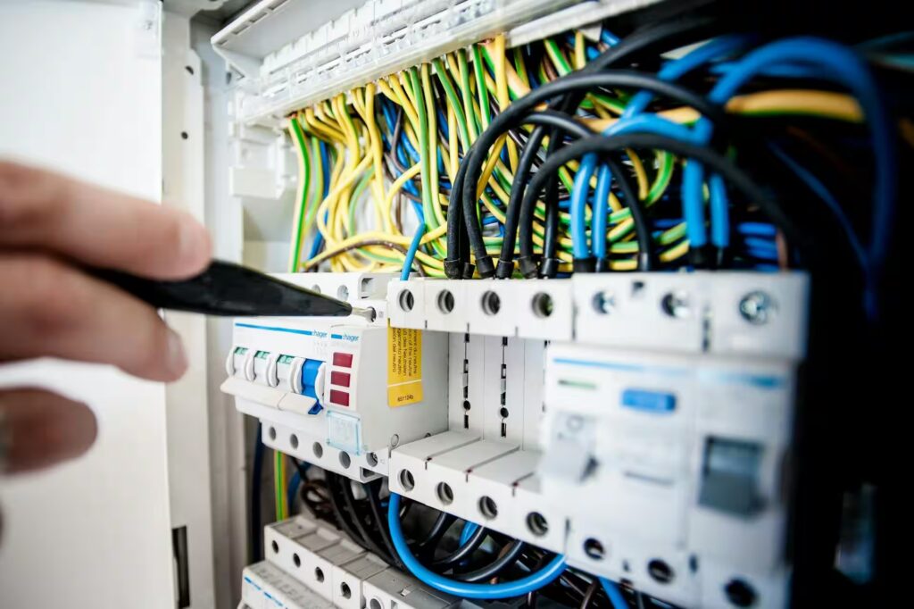 Caja eléctrica de conexiones en la que están testeando la polaridad