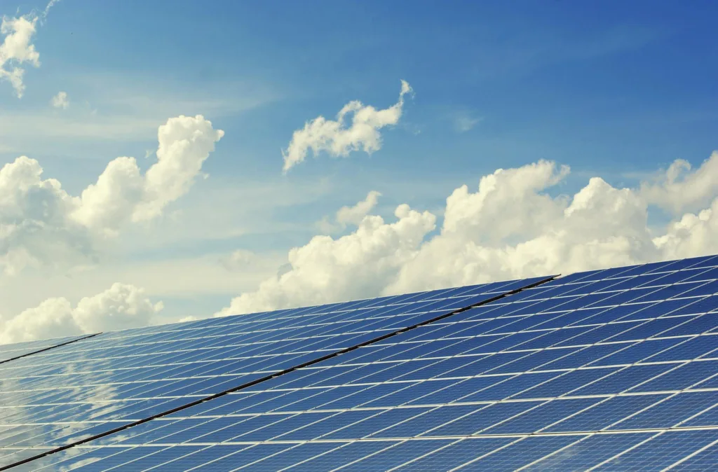 Cielo azul prácticamente despejado y unas placas solares apuntando a él.