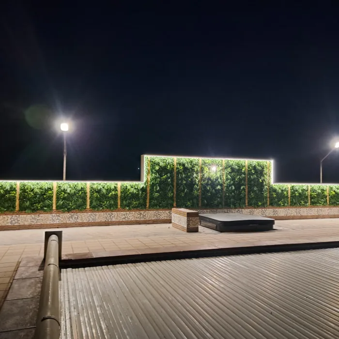 Patio con jardín vertical con iluminación led instalada por Electricidad Lansa