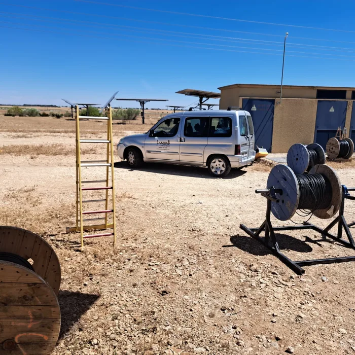 Furgoneta de Electricidad Lansa en medio de una huerta solar realizando la instalación eléctrica