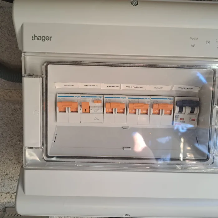 Cuadro eléctrico pequeño montado por Electricidad Lansa