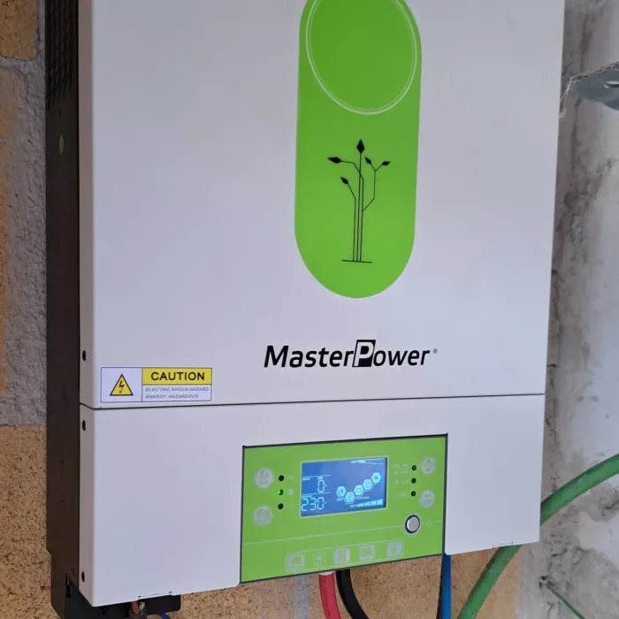 Inversor-cargador Masterpower Omega instalado por Electricidad Lansa