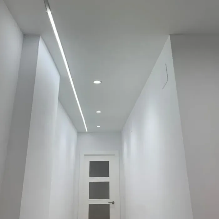 Techo del pasillo de una vivienda de Albacete con tiras y focos led de iluminación directa instalados por Electricidad Lansa