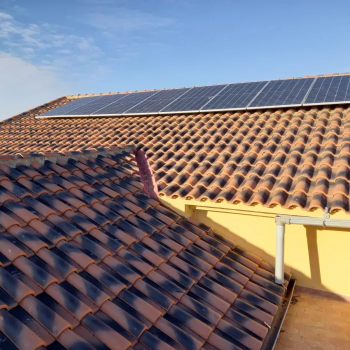 Placas fotovoltaicas instaladas por Electricidad Lansa en un tejado de Albatece