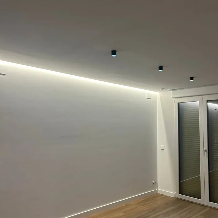Luces led de iluminación indirecta instaladas en el techo de una habitación por Electricidad Lansa