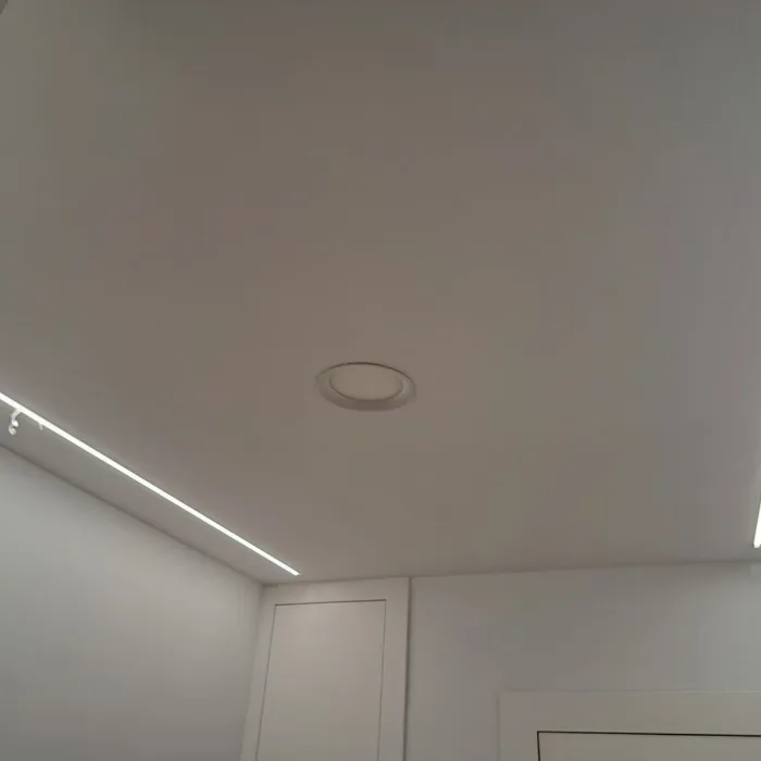 Techo de una habitación con dos tiras led de iluminación directa instaladas por Electricidad Lansa en Albacete