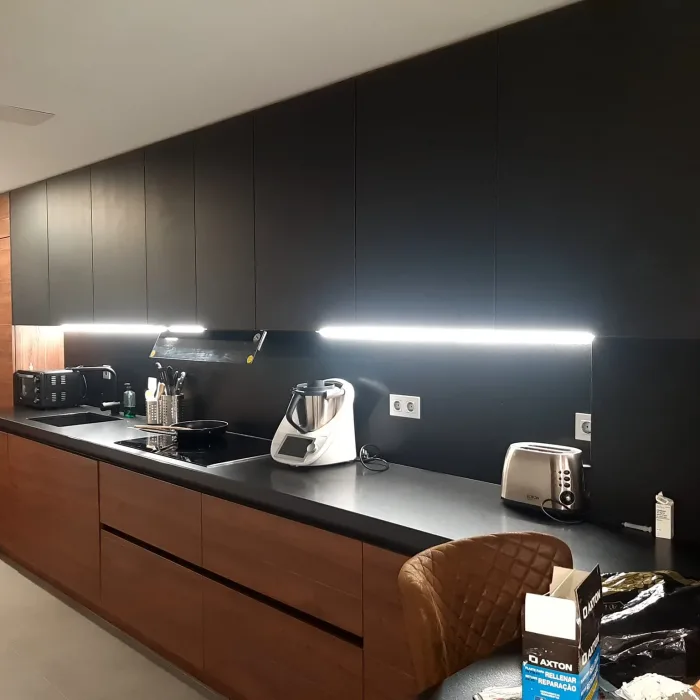 Tiras led instaladas por Electricidad Lansa bajo los armarios de una cocina iluminando una encimera