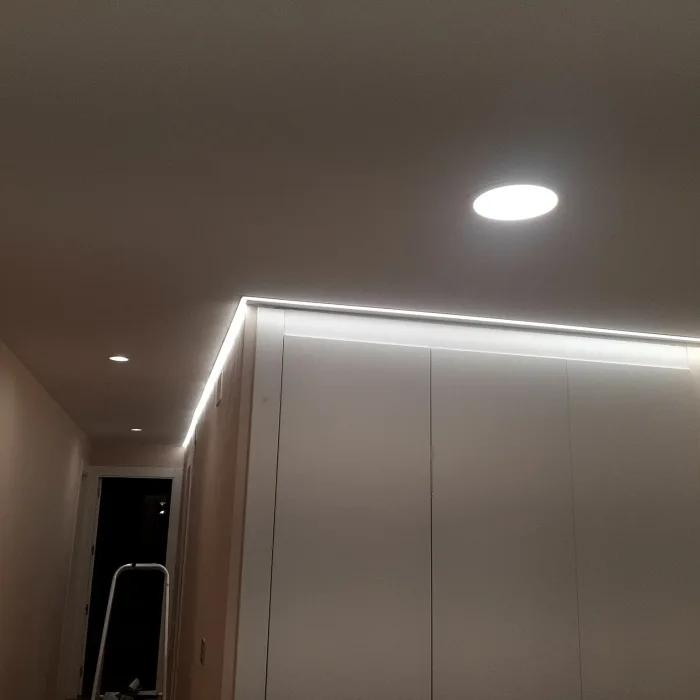 Luces led instaladas por Electricidad Lansa sobre un armario empotrado