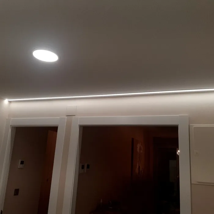 Techo de una habitación con foco y tira led instalado por Electricidad Lansa
