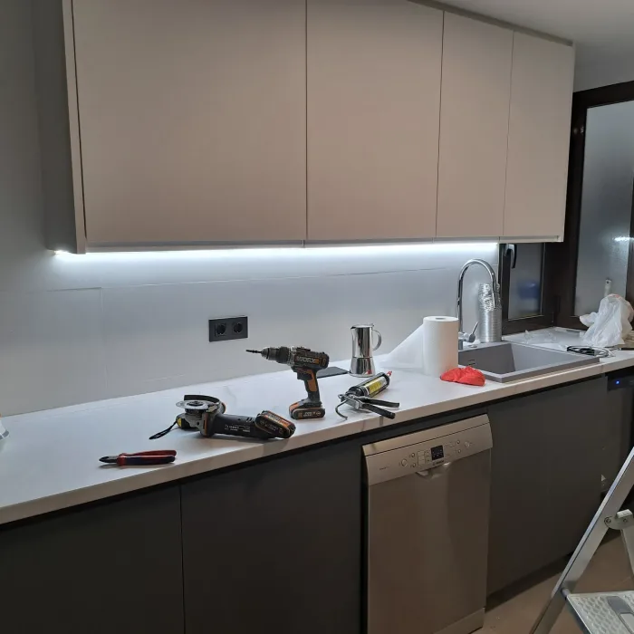 Cocina en reformas con tiras led instaladas por Electricidad Lansa bajo los armarios de una cocina iluminando una encimera