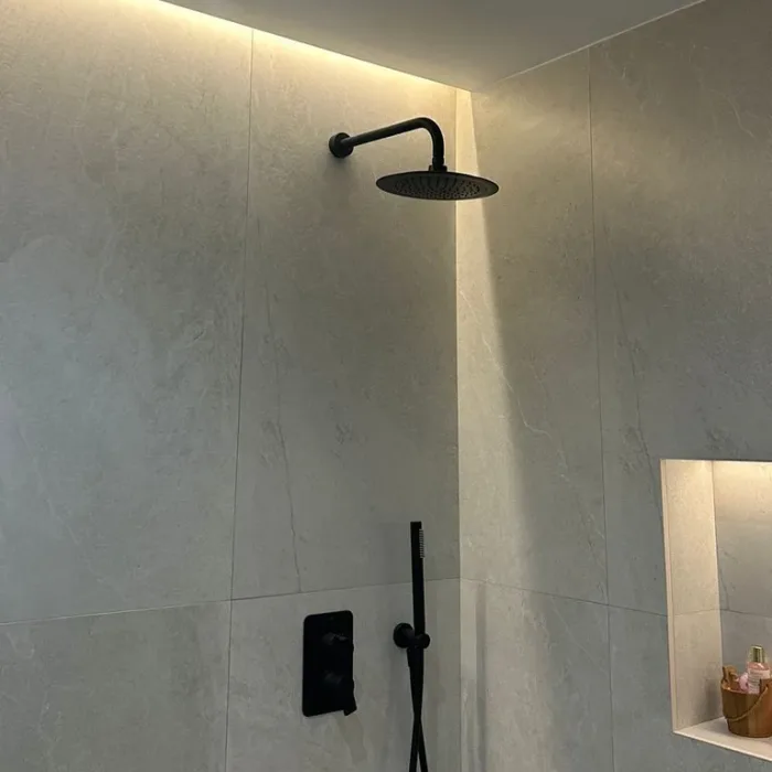 Ducha con iluminación led indirecta instalada por Electricidad Lansa
