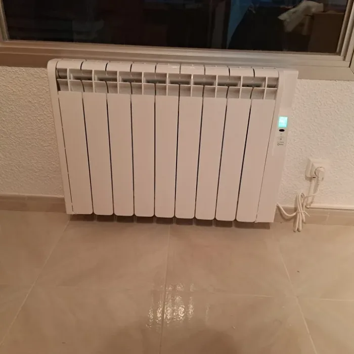 Radiador de bajo consumo instalado en la pared de una habitación por Electricidad Lansa