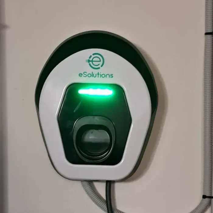 Cargador de coche eléctrico instalado por Electricidad Lansa en un garaje de Albacete