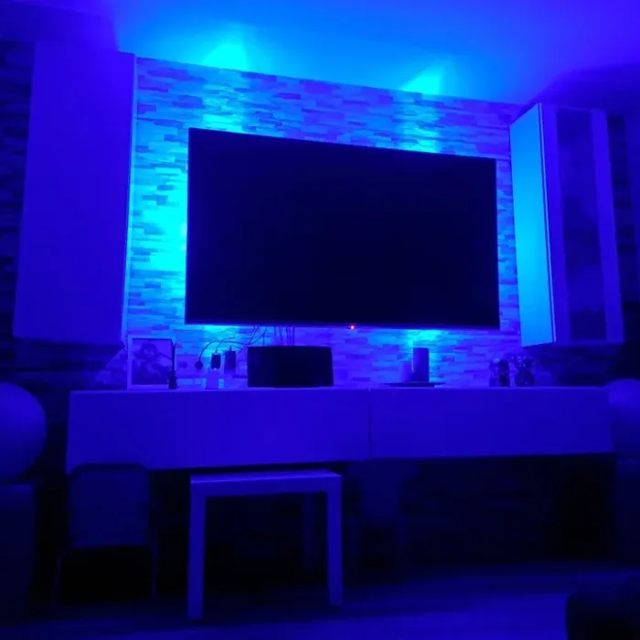 Tiras led de ambiente instaladas tras una televisión por Electricidad Lansa