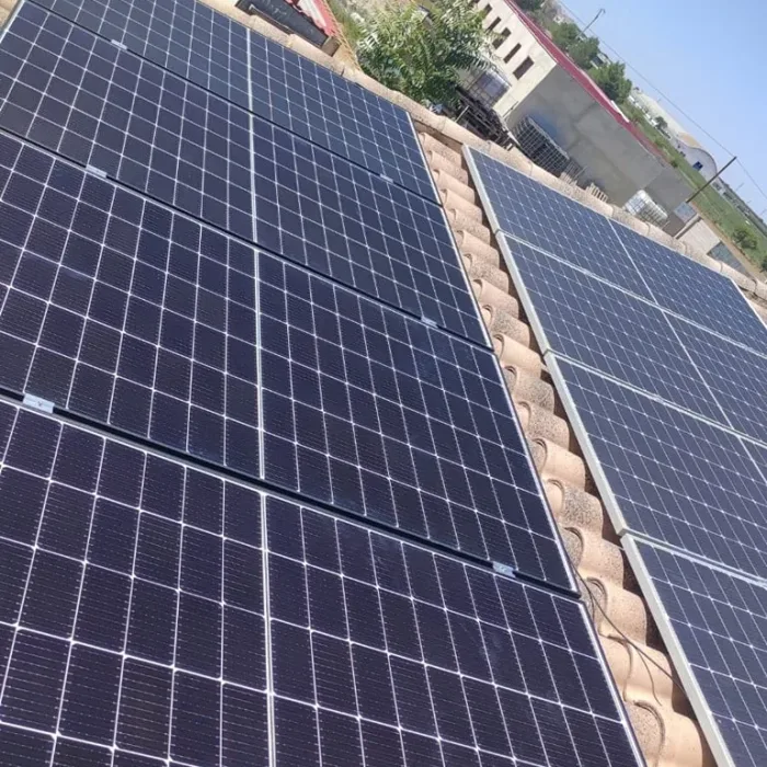 Placas fotovoltaicas instaladas por Electricidad Lansa en un tejado