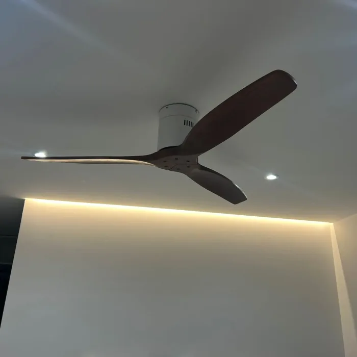 Ventilador de techo e iluminación led indirecta instalada por Electricidad Lansa