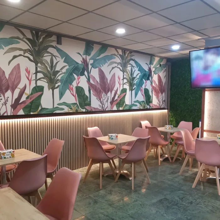 Cafetería iluminada completamente con focos directos y leds indirectos en Albacete