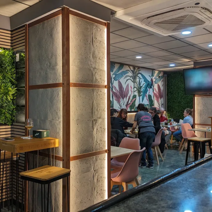 Columna y cafetería iluminada completamente con focos directos y leds indirectos en Albacete